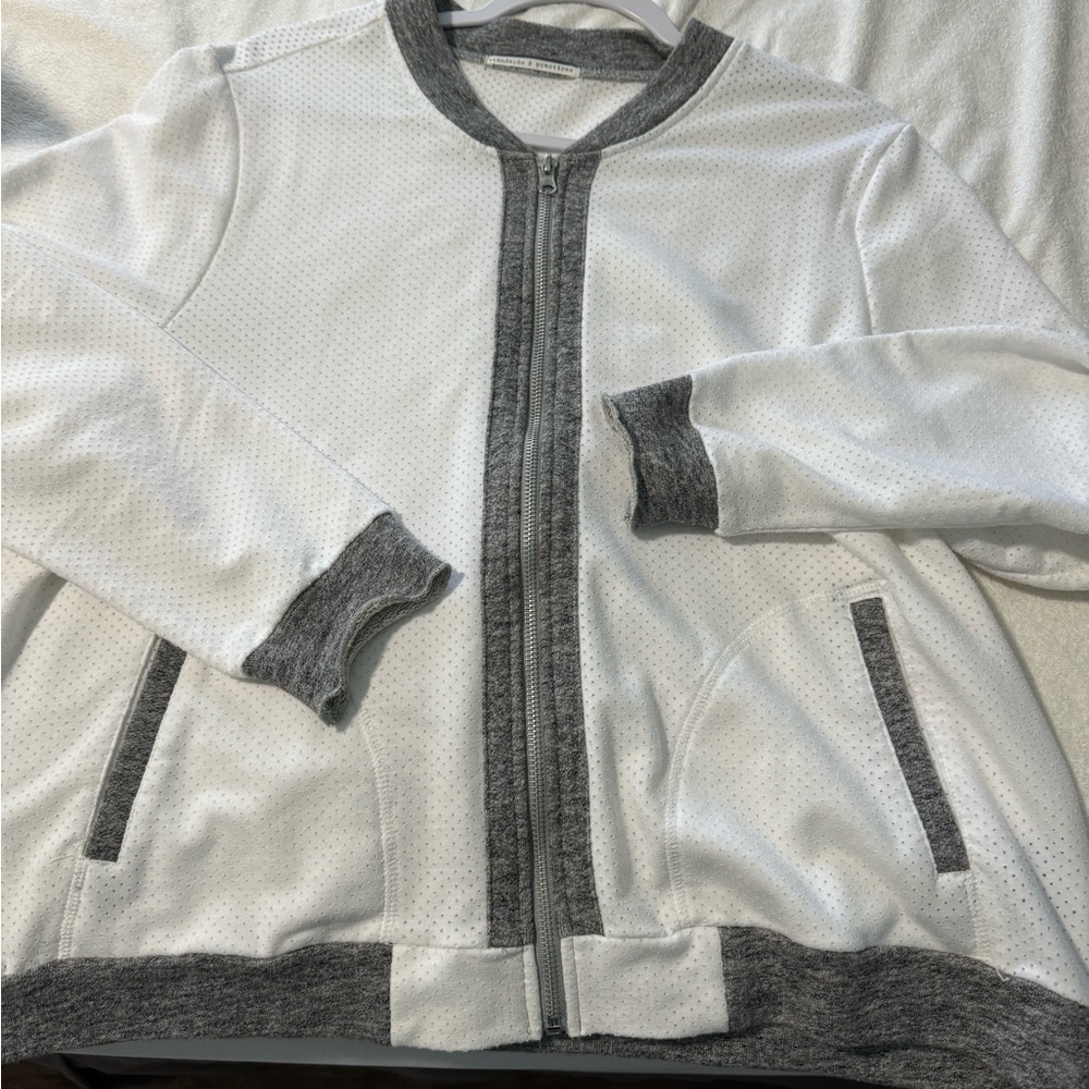Perfect light weight sporty jacket. Never worn!